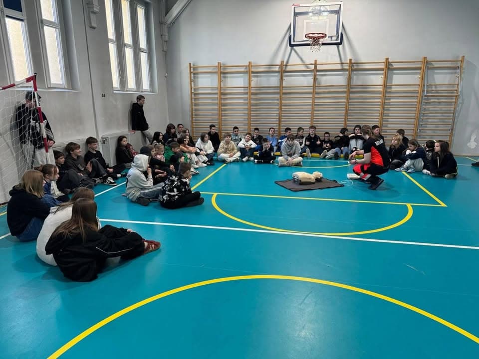 Szkoły dostały AED.
Nasi ludzie szkolą